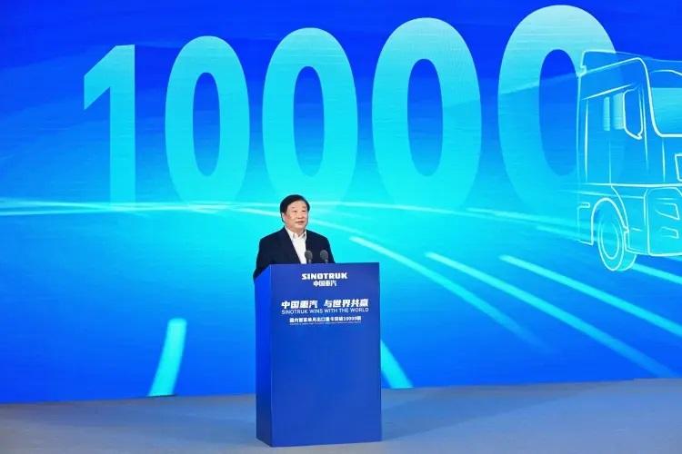 譚旭光：中國重汽單月出口破萬輛，創(chuàng)造了我國重型卡車行業(yè)出口的里程碑！